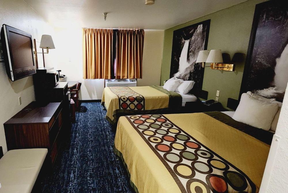 Queen Room with Two Queen Beds - Non-Smoking interior